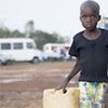 Une fillette transporte de l'eau dans une banlieue de Harare, au Zimbabwe.