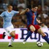 Lors d'un match contre Manchester, les joueurs du FC Barcelone portaient des maillots destinés à collecter de l'argent pour le HCR.