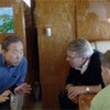 Le Secrétaire général Ban Ki-moon avec des responsables norvégiens dans l'avion le menant au pôle Nord.