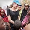 难民署特使、著名影星安吉丽娜·朱莉看望在肯尼亚的索马里难民。难民署图片
