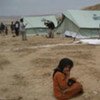 Une fillette de Harf Sufyan attend que des tentes soient montés près de Khaiwan, au Yémen.