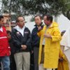 Ban Ki-moon avec des responsables mexicains dans une zone touchée par des inondations.