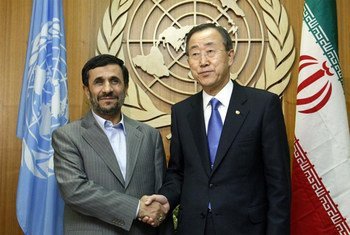 Le Secrétaire général Ban Ki-moon (à droite) avec le Président iranien Mahmoud Ahmadinejad.