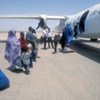 Des parents de réfugiés sahraouis en Algérie embarquent à bord d'un avion.
