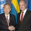 Le Secrétaire général Ban Ki-moon avec le Premier ministre de Suède Fredrik Reinfeldt.