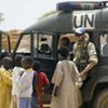 Un casque bleu de la MINURCAT avec des enfants réfugiés dans l'est du Tchad.