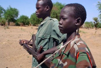 Enfants-soldats dans un camp militaire de Nyal, Sud Soudan (avril 2005)