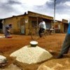 Un homme au Mali vend des céréales.