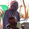 Une femme et un enfant dans un centre de santé dans le Sud-Soudan.