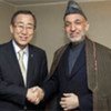 Le Secrétaire général Ban Ki-moon (à gauche) avec le Président afghan Hamid Karzaï (janvier 2008).