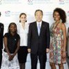 Le Secrétaire général Ban Ki-moon avec des jeunes délégués à la manifestation sur la Convention des droits de l'enfant.