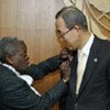 Elaine Collett (left), wife of Alec Collett, gives Secretary-General Ban Ki-moon a memorial pin on 25 March 2008