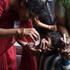 Une infirmière administre un vaccin contre la polio à un enfant en Inde.