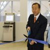Secretary-General Ban Ki-moon cuts ribbon at opening ceremony of UN Temporary North Lawn Building