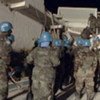 Des casques bleus à la recherche de survivants dans les décombres du quartier général de l'ONU en Haïti.