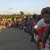 Des Haïtiens attendent la distribution de nourriture par l'ONU.