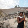 Une Haïtienne participe au déblaiement des décombres dans un quartier de Port-au-Prince, en Haïti, après le séisme de janvier 2010.