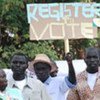 Des Soudanais à Juba, au Sud-Soudan, appelant les électeurs à s'inscrire pour les élections d'avril 2010.