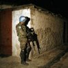 Un soldat de la paix participe à une patrouille de nuit dans le quartier de Cité Soleil, à Port-au-Prince.