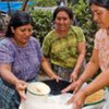 Des femmes guatemaltèques préparent de la nourriture.