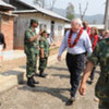 Le Secrétaire général adjoint aux affaires politiques B. Lynn Pascoe visite un cantonnement maoïste au Népal.