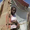 Une jeune femme dans un abri de fortune à Tabarre, un quartier de Port-au-Prince.