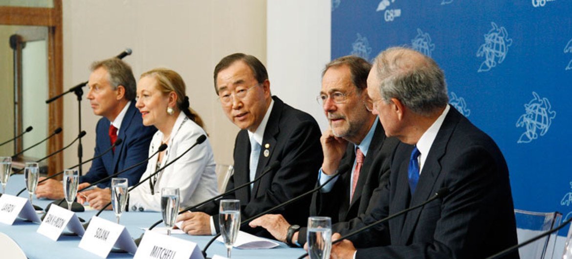Secretary-General Ban Ki-moon (centre) participates in a joint press conference with the Middle East Quartet (file).
