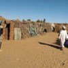 Un soldat de la paix de la MINUAD patrouillant dans un village au Darfour.