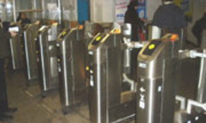  В московском метро работает автоматическая система дезинфекции.