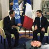 Le Secrétaire général Ban Ki-moon (à gauche) avec le Président français Nicolas Sarkozy.