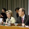 Le Secrétaire général Ban Ki-moon à la Conférence des donateurs pour Haïti. A sa droite, la Secrétaire d'Etat américaine Hillary Clinton.