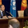 Le Secrétaire général Ban Ki-moon avec le Premier ministre kirghize Daniyar Usenov lors d'une conférence de presse.