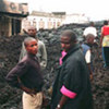Des résidents de Goma au milieu de la lave après l'éruption du Mont Nyiragongo en janvier 2002.