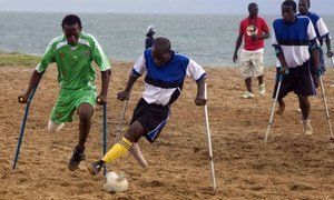 Des footballeurs amputés d'une jambe s'affrontent dans un match à Freetown, en Sierra Leone. ONU Photo/Eskinder Debebe