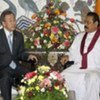 Le Secrétaire général Ban Ki-moon (à gauche) avec le Président sri lankais Mahinda Rajapaksa, lors de sa visite au Sri Lanka en mai 2009.