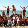 Des enfants participant à des activités récréatives sur la plage à Gaza.