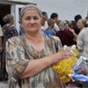 Une femme à un point de distribution de l'aide alimentaire à Och, au Kirghizistan.