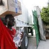 De l'aide humanitaire est distribuée en Haïti.