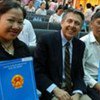 D'anciens réfugiés cambodgiens vivant au Viet Nam depuis 35 ans recoivent leurs  documents officiels, qui leur garantissent désormais les mêmes droits que les citoyens cambodgiens.