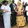 La Présidente du Libéria Ellen Johnson Sirleaf avec la Représentante spéciale adjointe de l'ONU Henrietta Mensa-Bonsu lors de l'inauguration d'une prison.