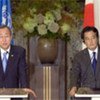 Le Secrétaire général Ban Ki-moon et le ministre japonais des affaires étrangères Katsuya Okada lors d'une conférence ed presse.