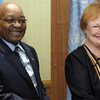 Le Président d'Afrique du Sud, Jacob Zuma, et la Présidente de Finlande, Tarja Halonen, président le Groupe de haut niveau sur la croissance durable.  Photo ONU/E. Schneider/E. Debebe