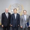 Le Secrétaire général Ban Ki-moon (au centre) avec les membres du comité d'enquête sur l'incident de la flottille. (août 2010)