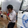 联合国救援人员在缅甸向遭受洪水袭击的民众提供毛毯等援助物资。联合国图片。