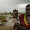 Une femme déplacée avec son enfant dans le camp de Kalma au Darfour.