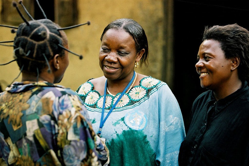 Une spécialiste de la santé mentale discute avec des patients en République démocratique du Congo.