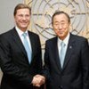Le Secrétaire général Ban Ki-moon (à droite) avec le ministre allemand des affaires étrangères, Guido Westerwelle.