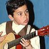 Un enfant rom jouant de la guitare. Photo UNESCO/Michel Ravassard