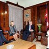 Le Secrétaire général adjoint aux affaires politiques B. Lynn Pascoe avec le Premier ministre du Népal Madhav Kumar lors d'une visite en octobre 2010.