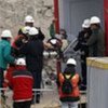 Des mineurs chiliens sauvés après avoir été coincés sous terre pendant deux mois.